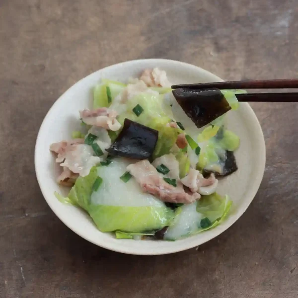 餅と豚キャベツの塩昆布蒸し